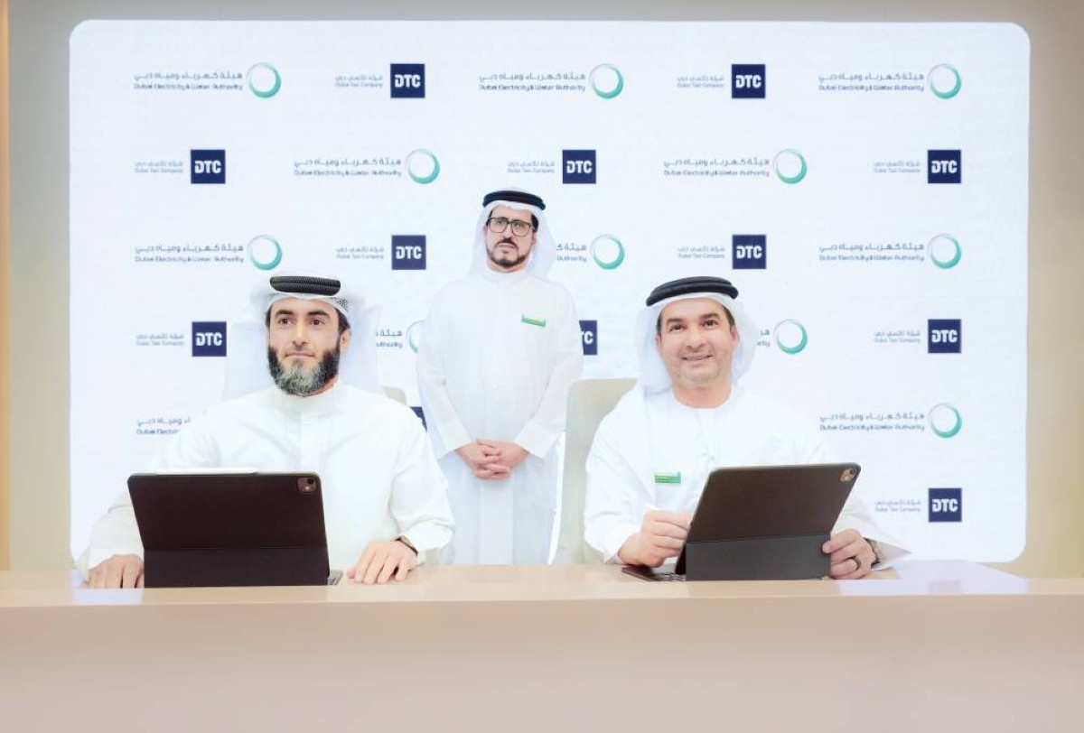 سعيد الطاير خلال توقيع وليد بن سلمان ومنصور الفلاسي العقد