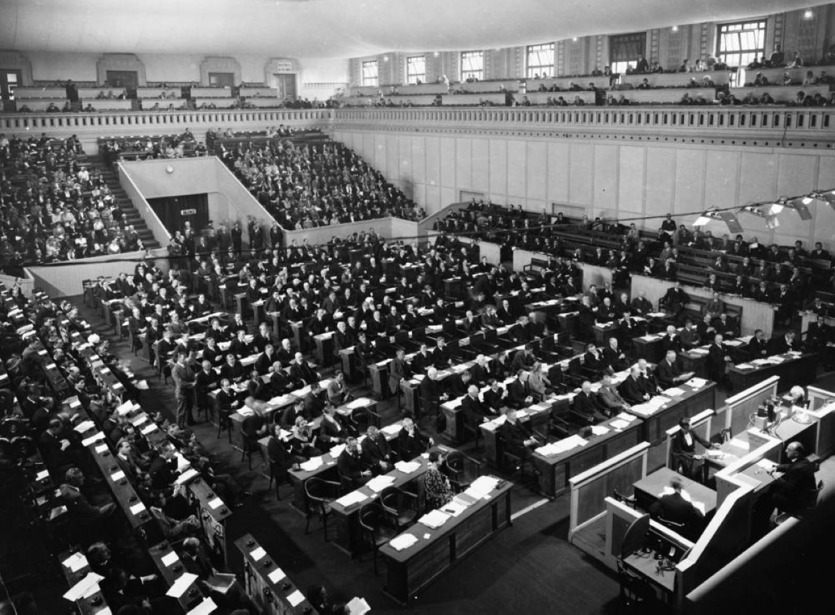 1932 -استقلال العراق عن بريطانيا وانضمامها لعصبة الأمم بوصفها دولة مستقلة.