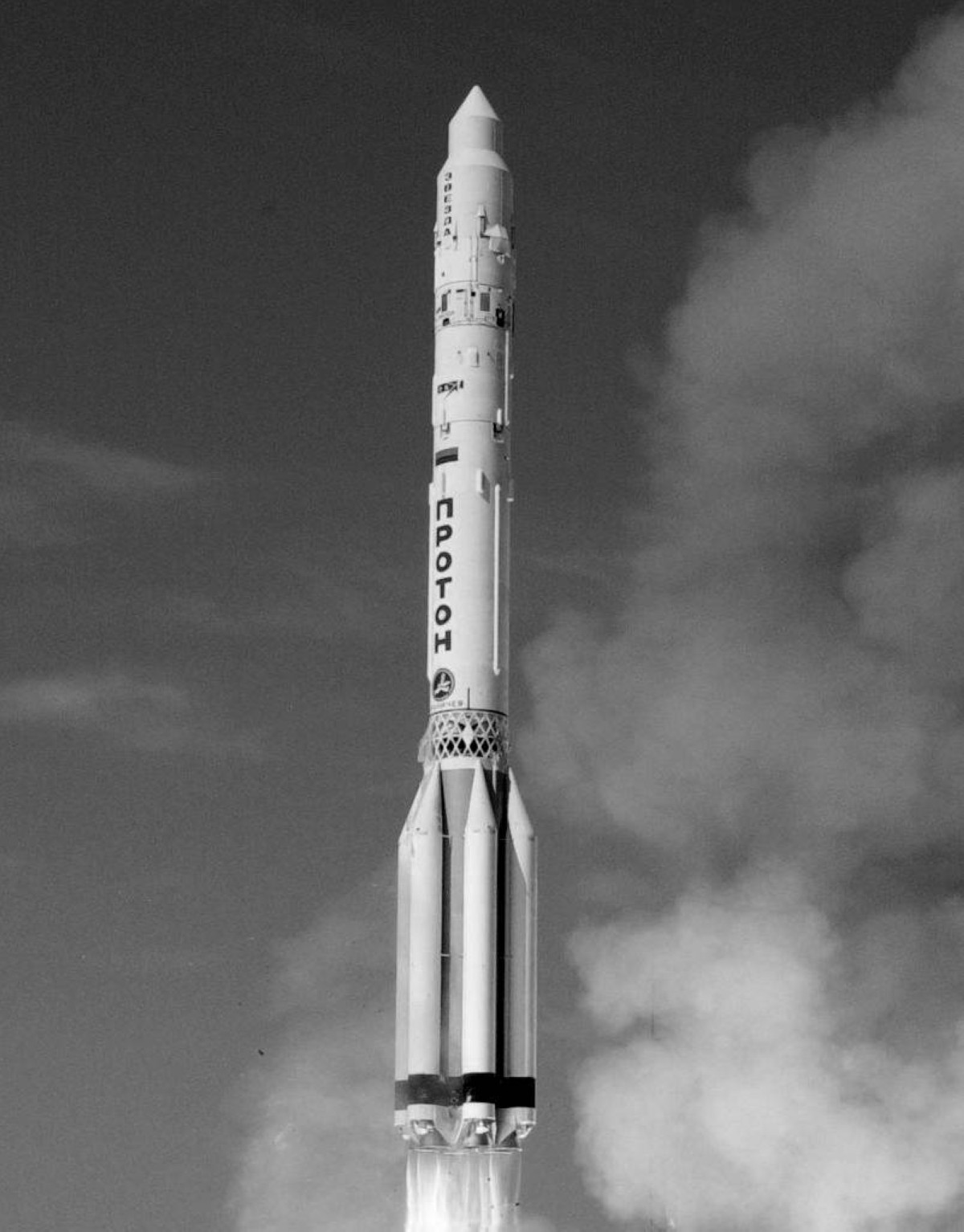 1971-  مركبة الفضاء السوفيتية لونا 19 غير المأهولة تتخذ مداراً حول القمر.