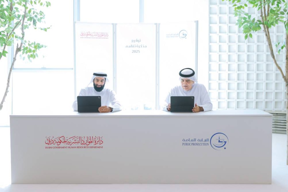 عصام الحميدان وعبدالله الفلاسي خلال التوقيع |