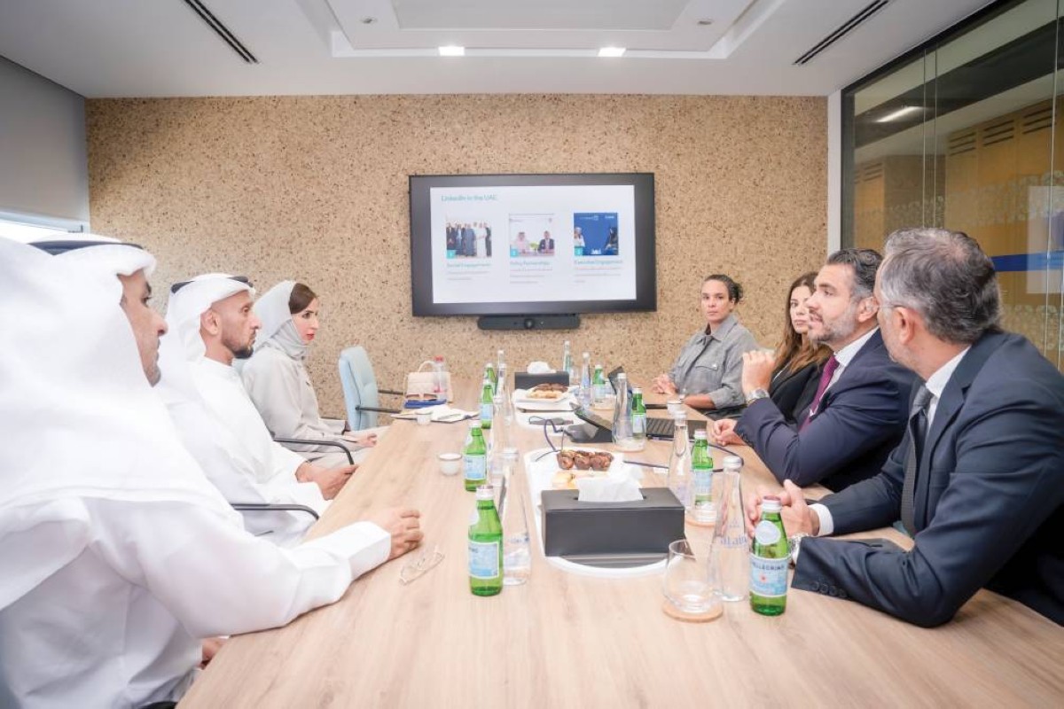 عبدالله آل حامد خلال زيارة مكاتب «لينكد إن» في دبي