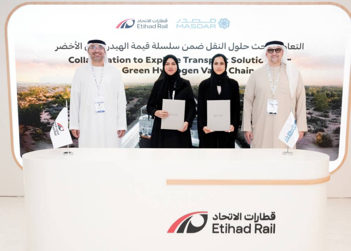 خلال تبادل إحدى الاتفاقيات بين شركة قطارات الاتحاد و«مصدر»