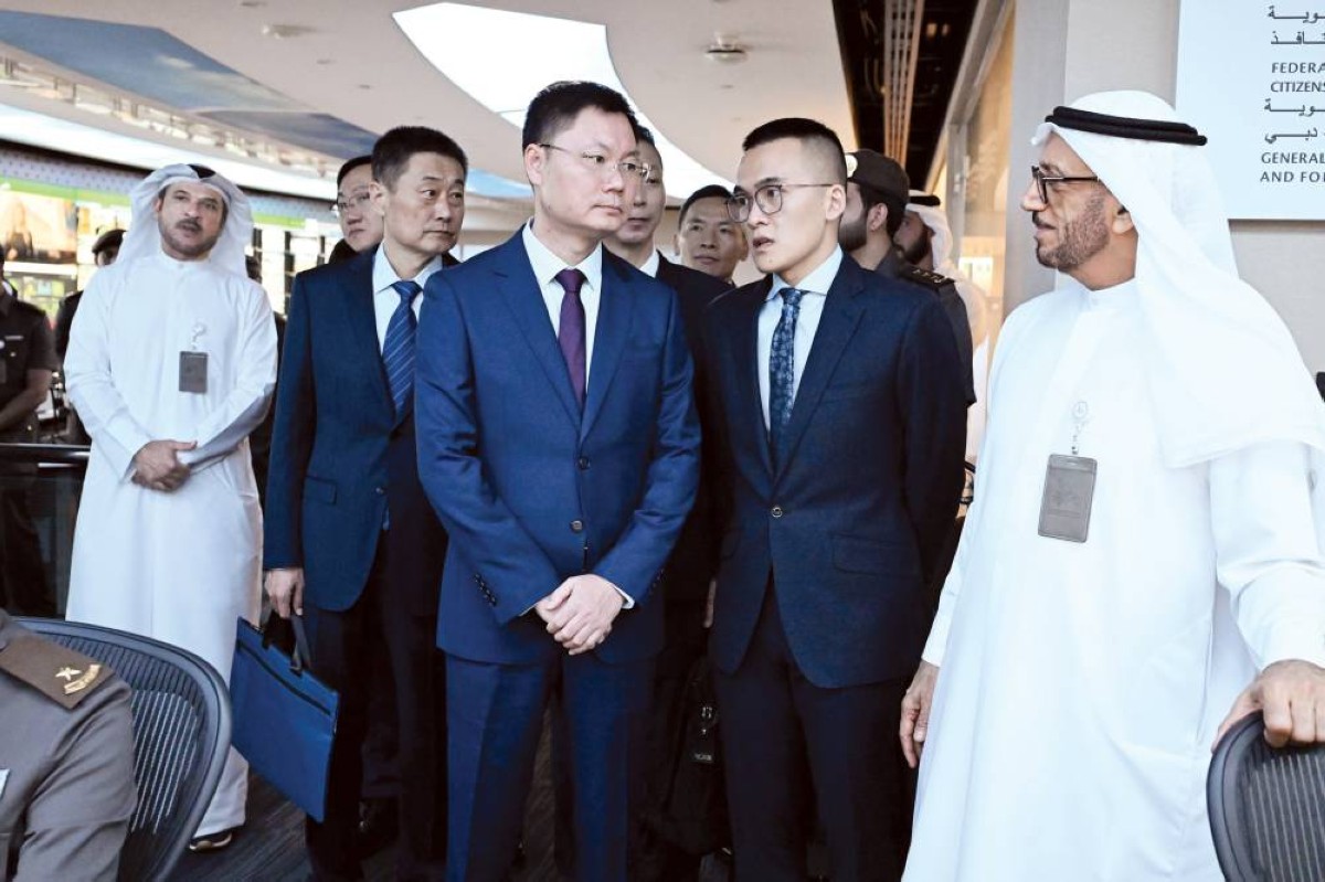 محمد المري وعبيد بن سرور خلال استقبال الوفد الصيني