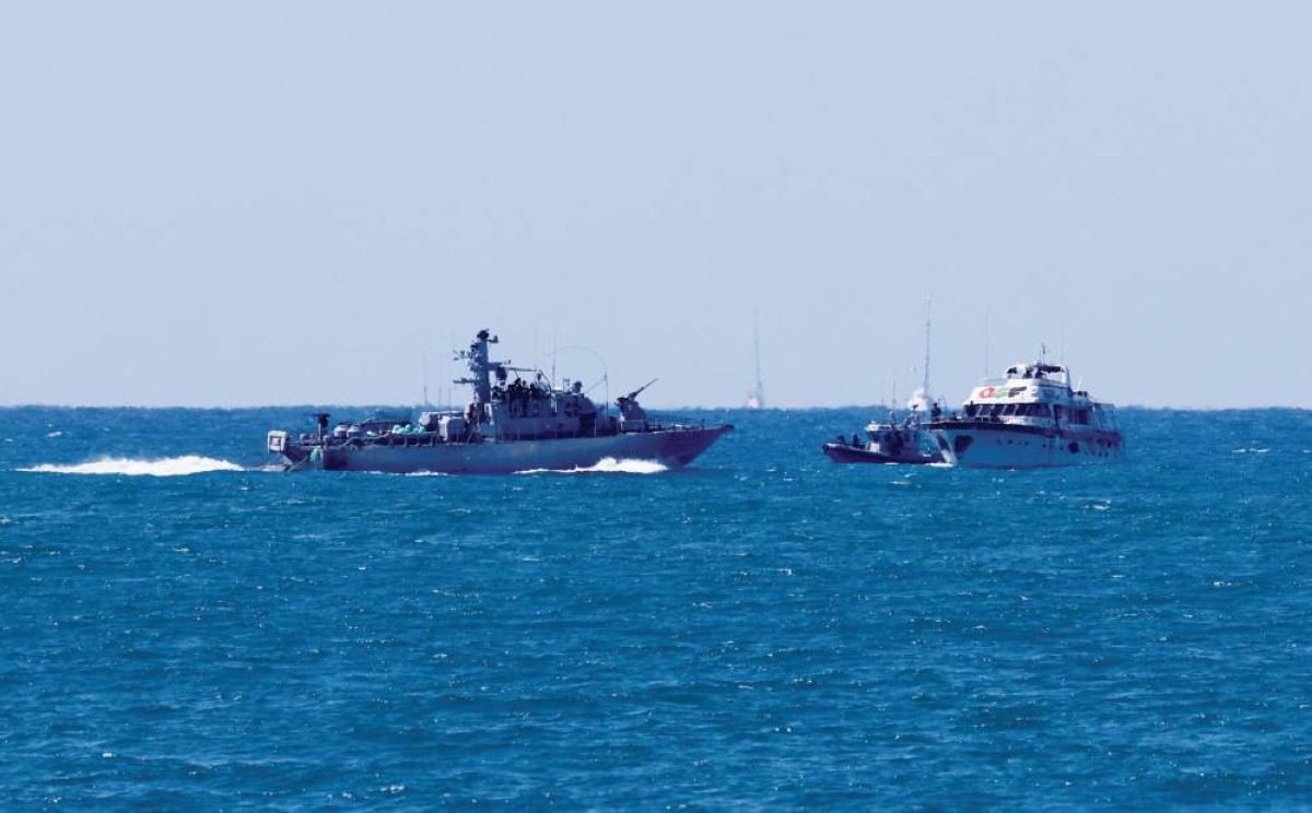 زورق حربي إسرائيلي يقتاد سفينة من أسطول الصمود إلى ميناء أسدود بعد اعتراضها في عرض البحر