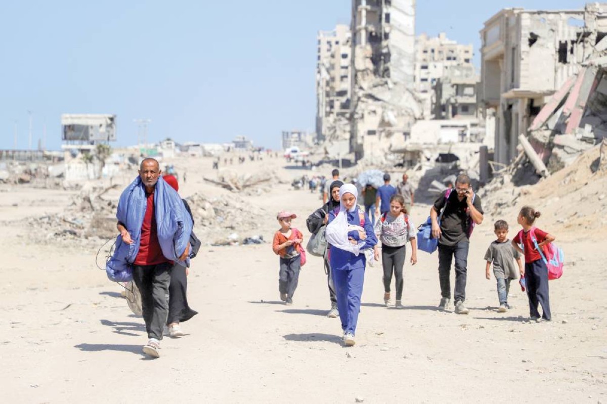 فلسطينيون ينزحون من مدينة غزة باتجاه الجنوب هرباً من القصف والغارات الإسرائيلية
