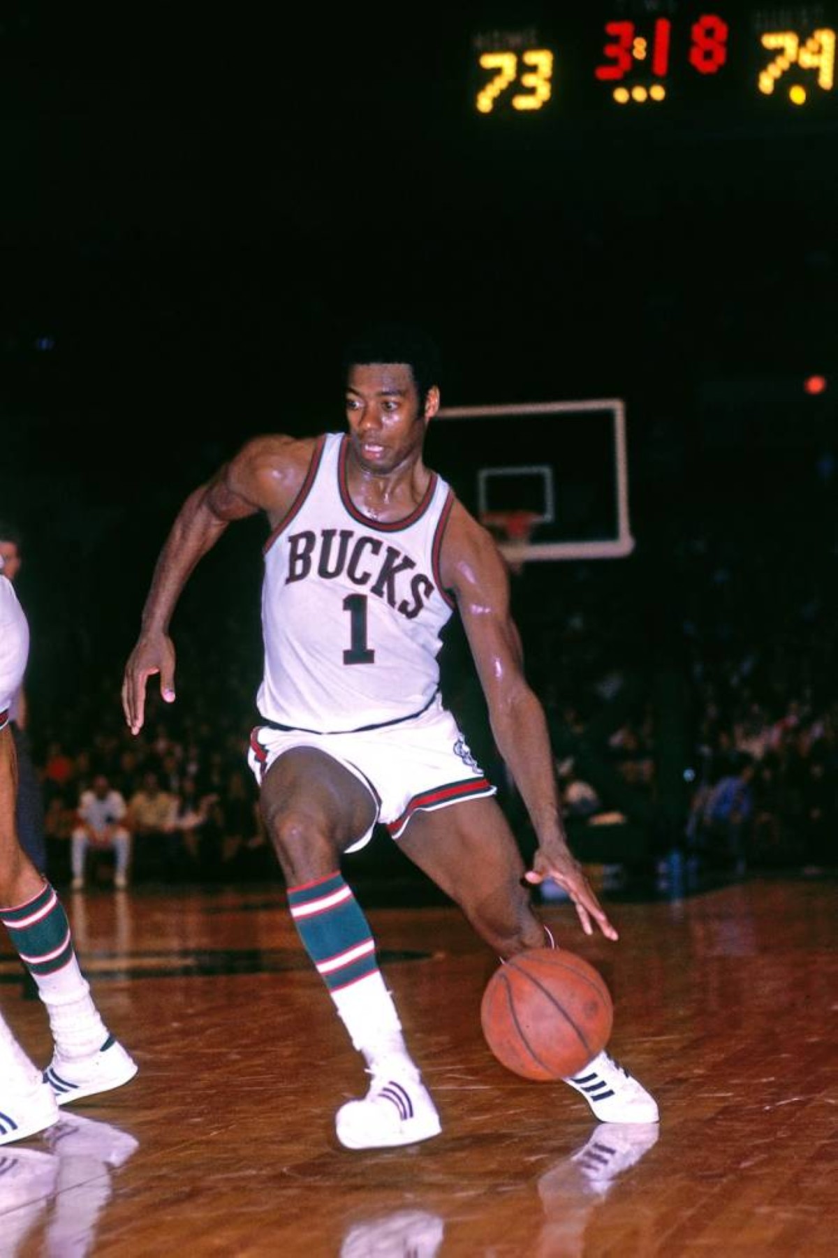 أوسكار روبرتسون يلهم جماهير دوري الـ NBA أبوظبي 2025