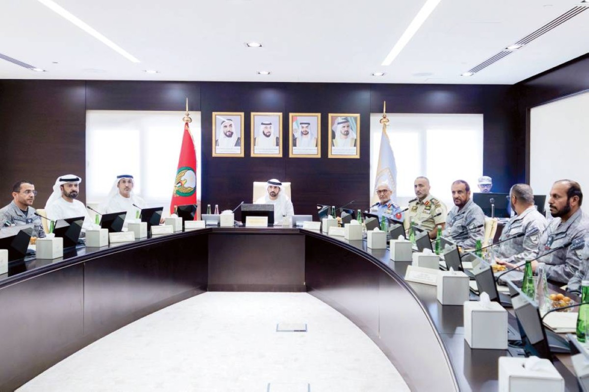 حمدان بن محمد خلال اجتماعه بقيادات الحرس الوطني بحضور محمد المزروعي وعيسى المزروعي وصالح العامري وعدد من كبار الضباط 