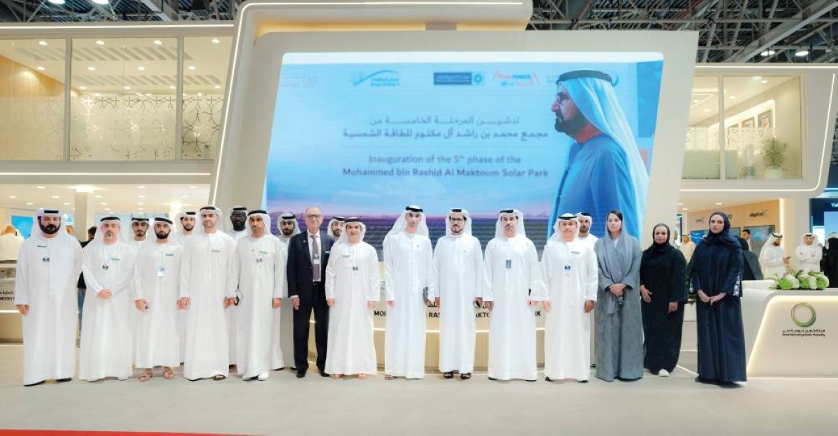 ثاني الزيودي وسعيد الطاير وفهد القرقاوي والمسؤولون خلال الزيارة