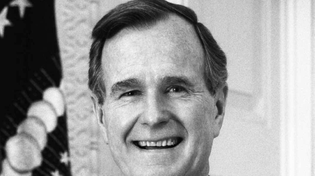 1990  الرئيس الأمريكي جورج بوش الأب يعفي مصر من ديونها العسكرية