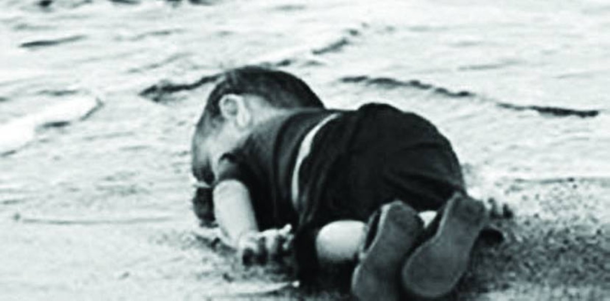 2015  تشييع جثمان اللاجئ السوري الطفل آيلان الكردي بعد وفاته غرقاً على سواحل تركيا.
