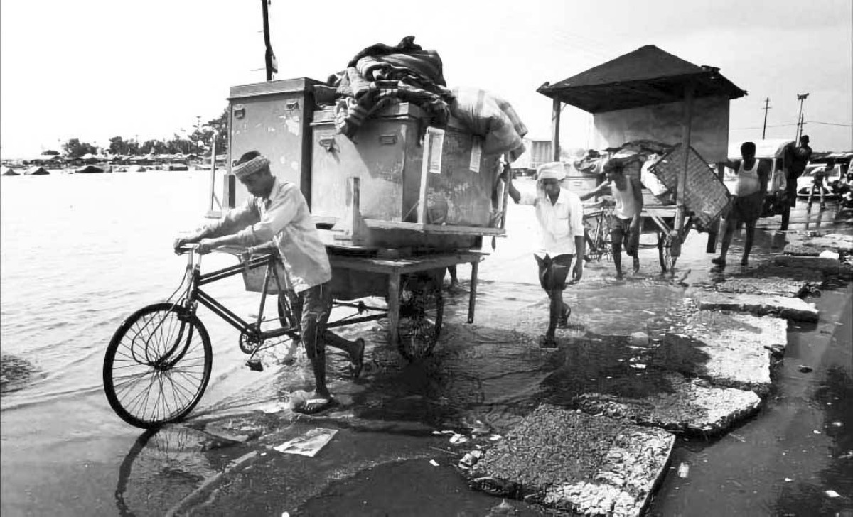 2017 فيضانات تتسبب بمقتل قرابة 1300 شخص في الهند وباكستان ونيبال وبنغلاديش.