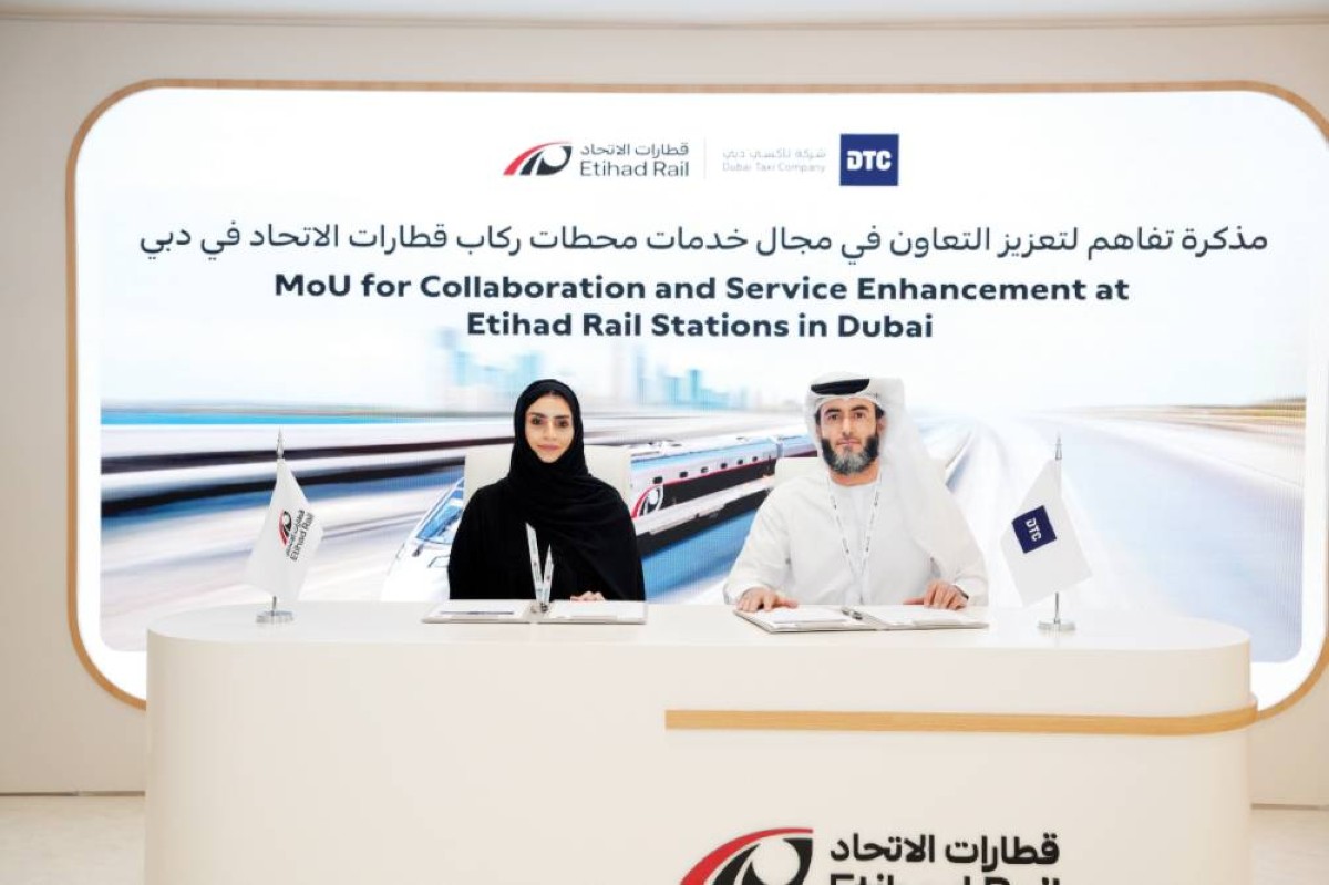 منصور الفلاسي وعزة السويدي خلال توقيع الشراكة 


