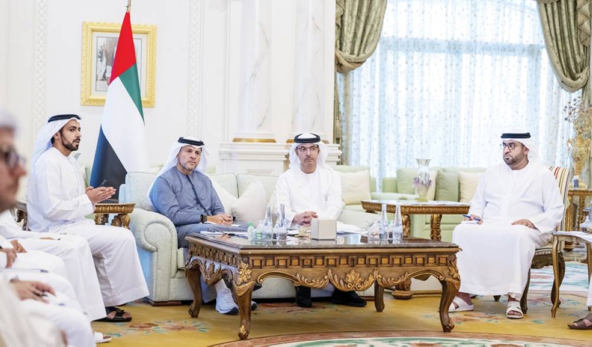 هزاع بن زايد خلال اللقاء بحضور محمد بن حمدان بن زايد ومحمد الشرفاء 