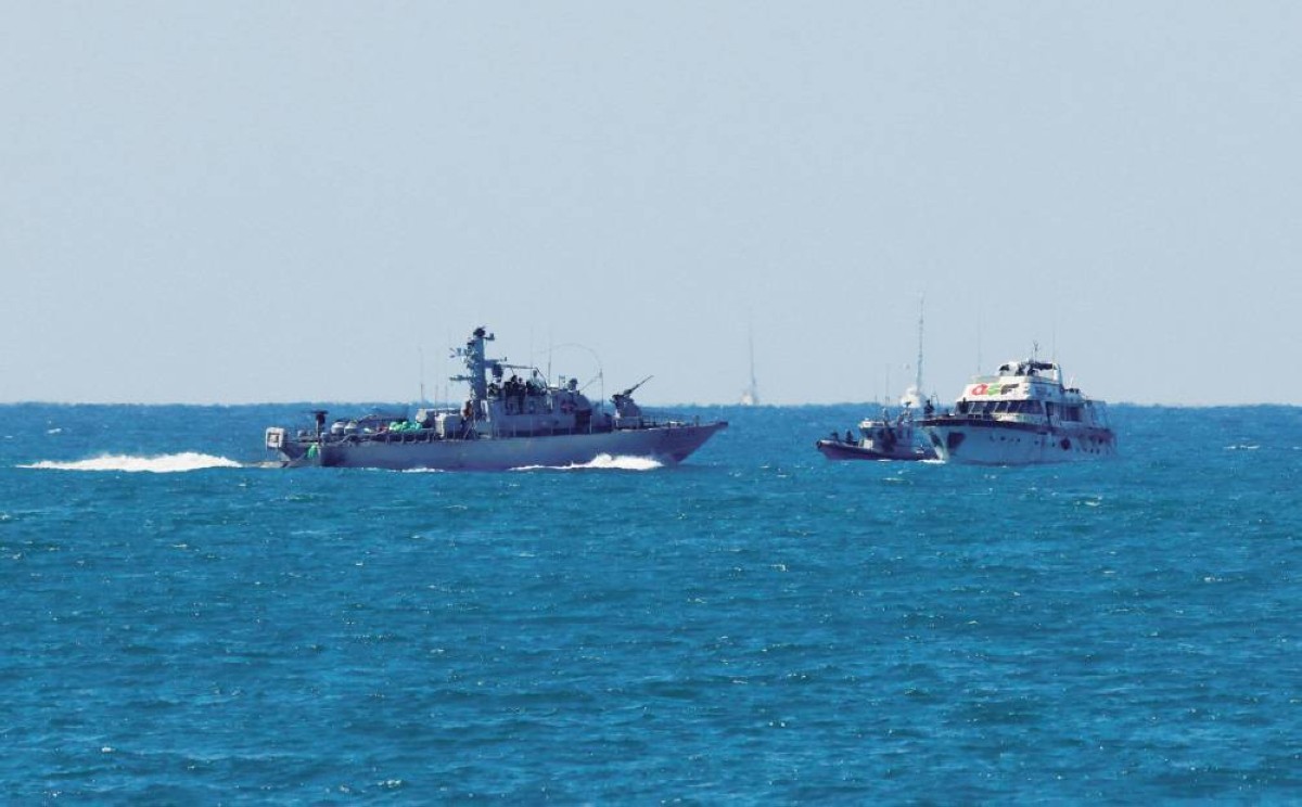 فرقاطة إسرائيلية تقترب من أحد قوارب أسطول الصمود المتجه إلى شواطئ غزة 


