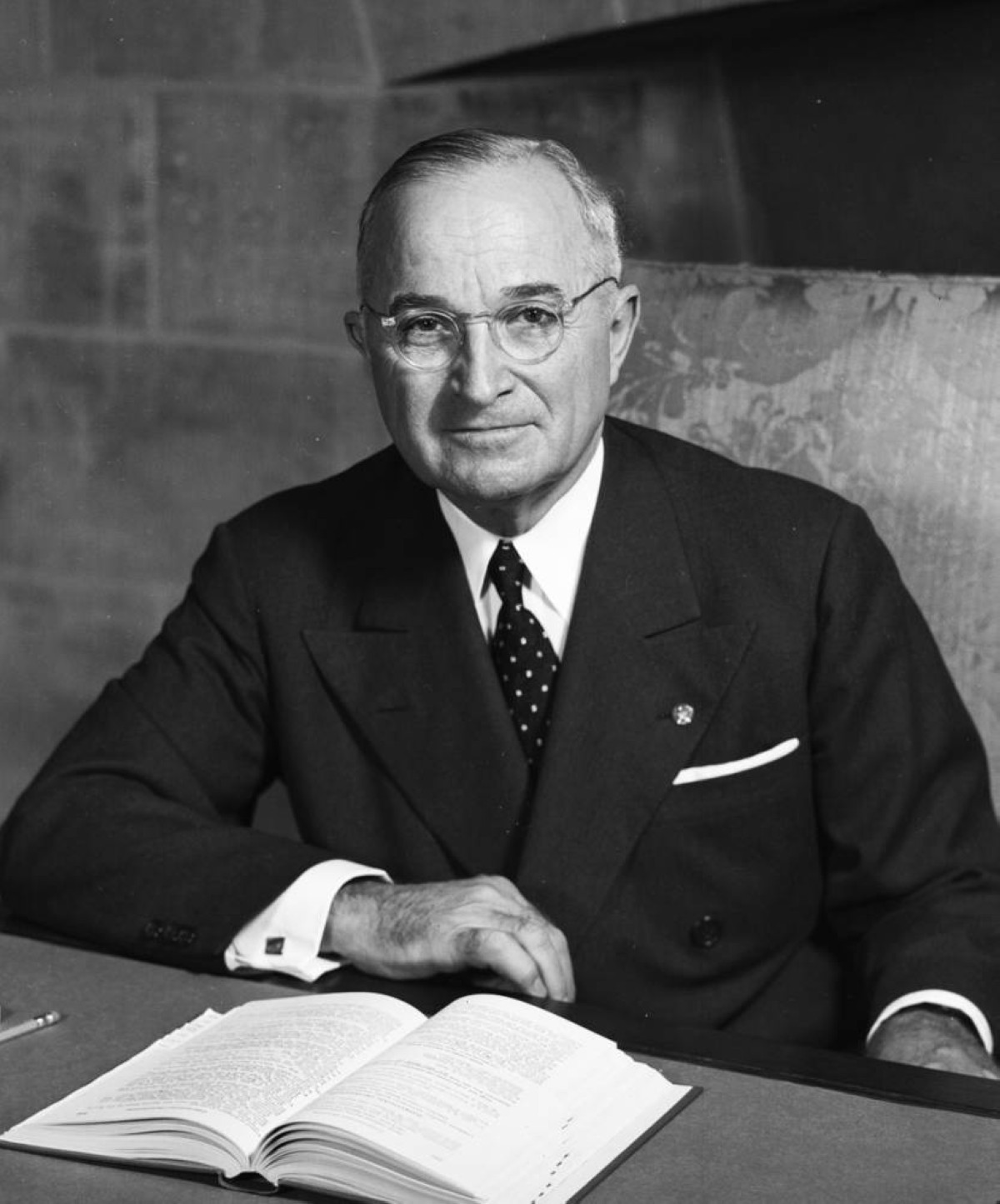 1947 بث أول خطاب متلفز للرئيس الأمريكي هاري ترومان من البيت الأبيض
