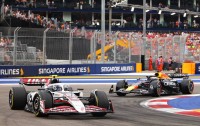 صراع ثلاثي على لقب فورمولا 1 يشتعل في شوارع سنغافورة الضيقة