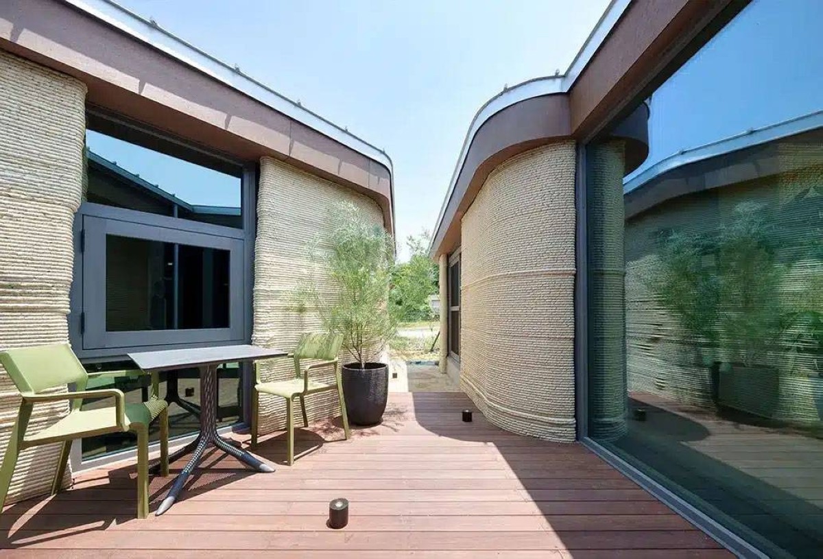 وداعاً للخرسانة والفولاذ.. منزل من التراب يحدث ثورة في عالم البناء