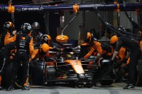 صدام بياستري ونوريس يشعل أجواء مكلارين في سنغافورة