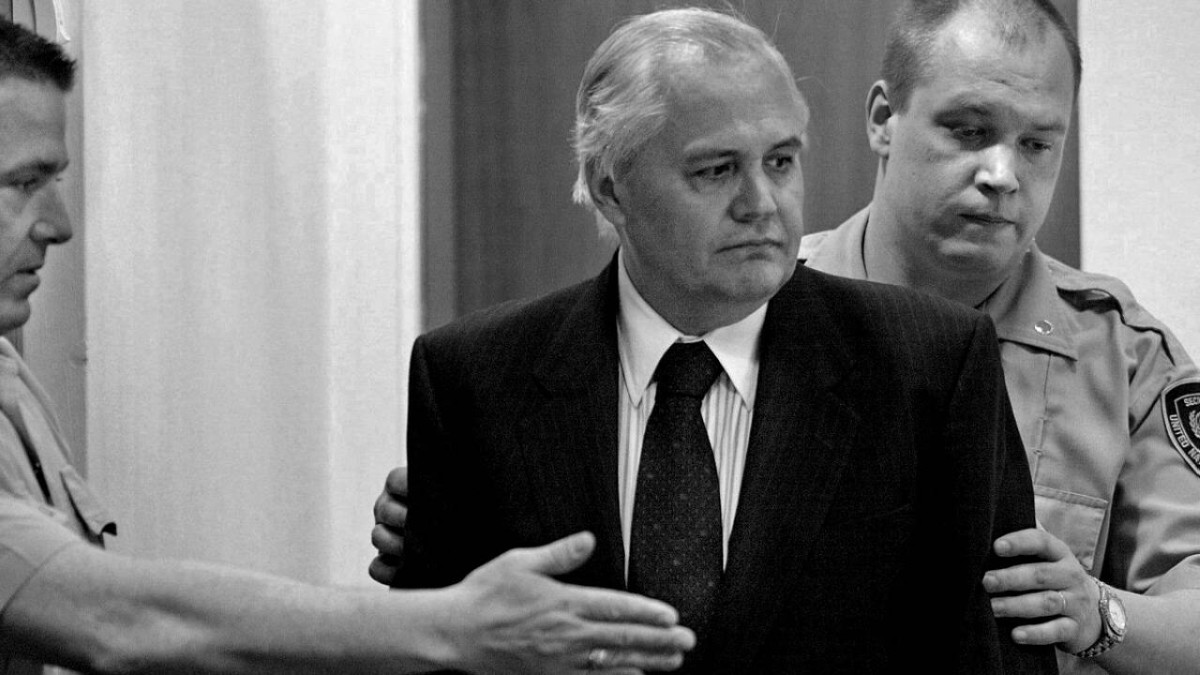 2000 -  استقالة رئيس صربيا سلوبودان ميلوسيفيتش تحت ضغط التظاهرات الشعبية.