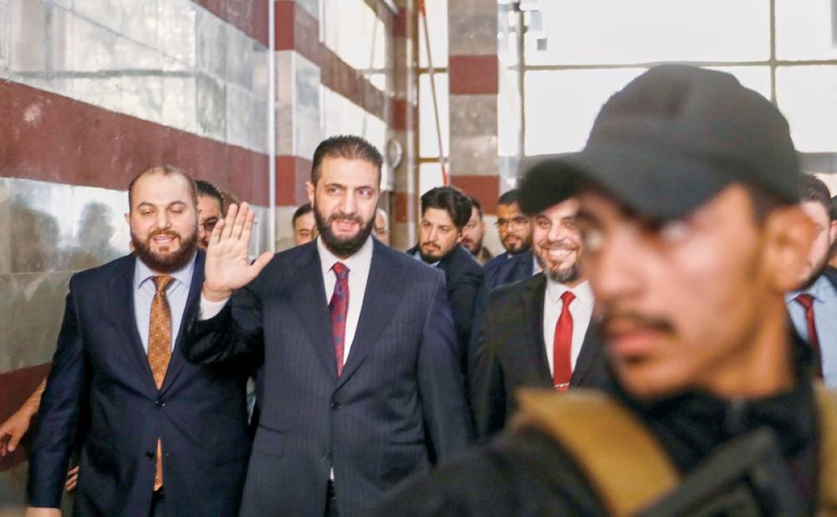 أحمد الشرع خلال زيارته أحد مراكز الاقتراع في الانتخابات البرلمانية بدمشق