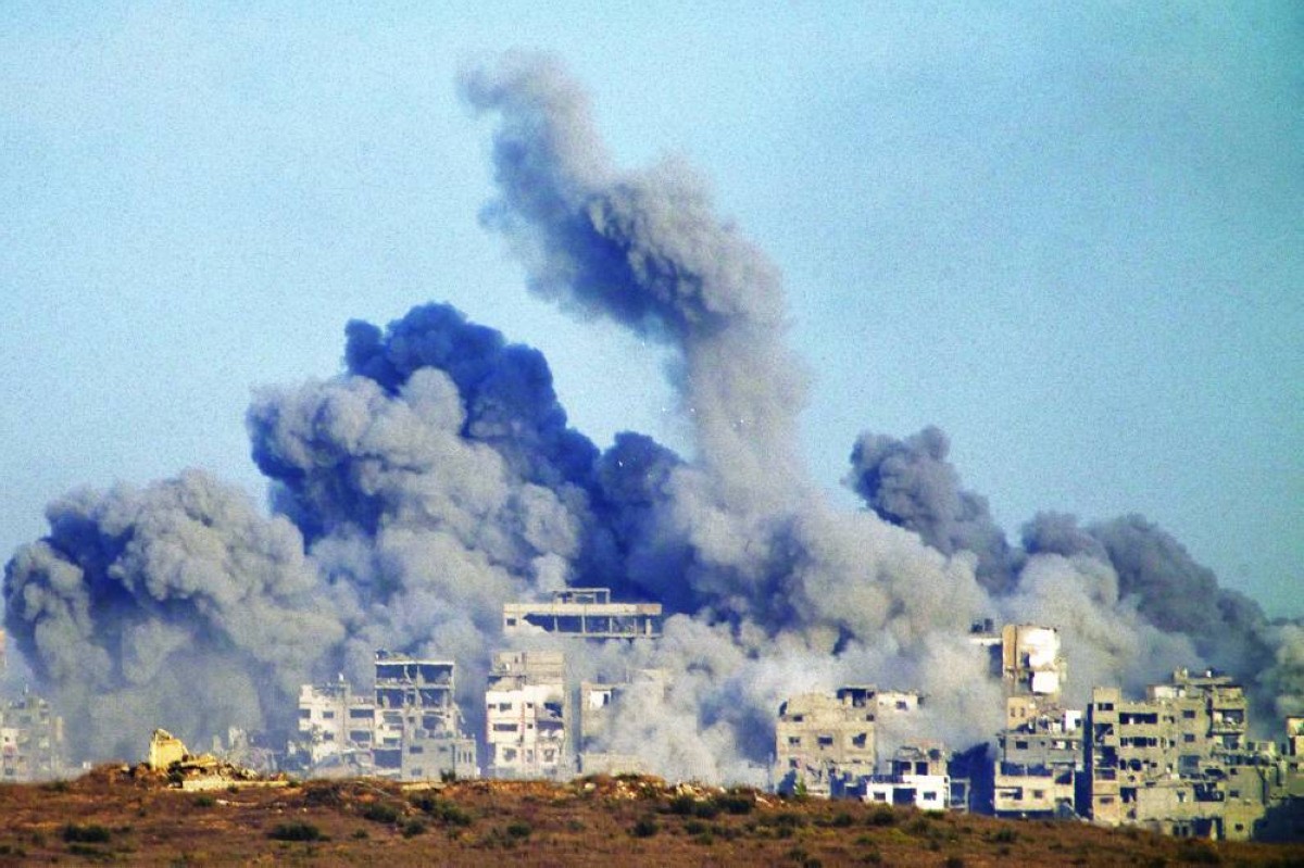 تصاعد الدخان فوق قطاع غزة بعد قصف إسرائيلي لعدد من البنايات 