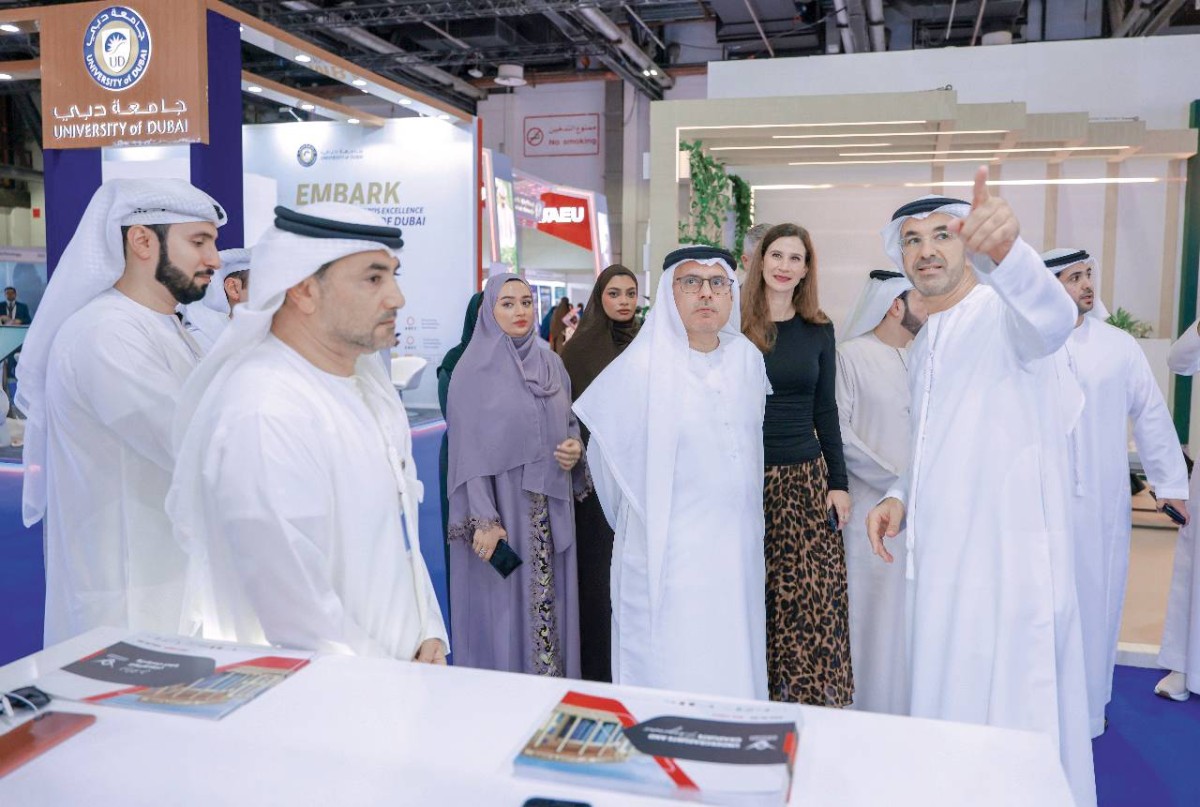 عبدالرحمن العور خلال تفقّد أجنحة الجامعات