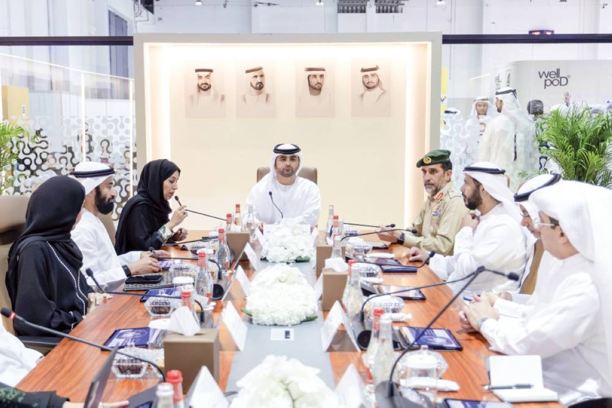 منصور بن محمد مترئساً الاجتماع بحضور عبدالله المري وحصة بوحميد وعائشة ميران ومروان بن غليطة وعبدالله الفلاسي وعلوي الشيخ