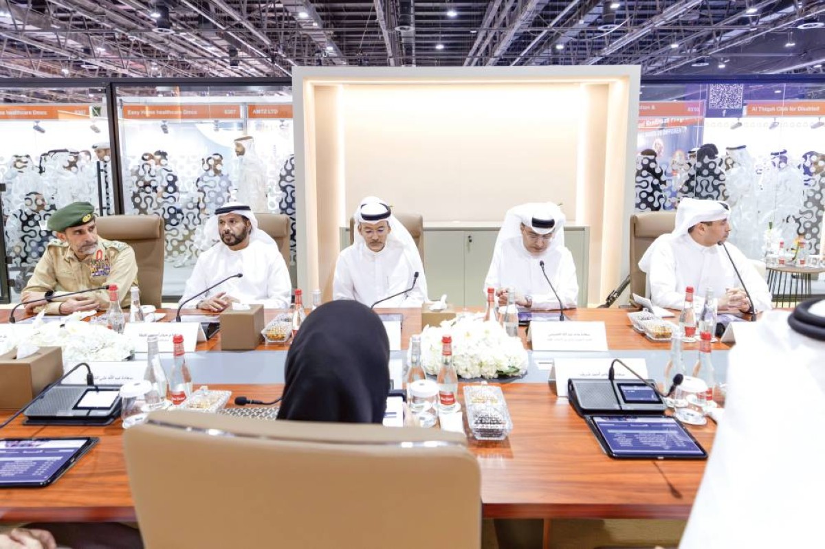 عبدالله المري ومروان بن غليطة وعلوي الشيخ وجانب من أعضاء اللجنة