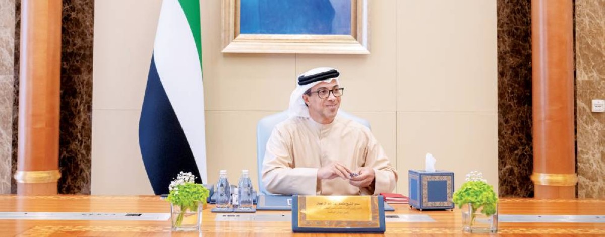 منصور بن زايد مترئساً الاجتماع