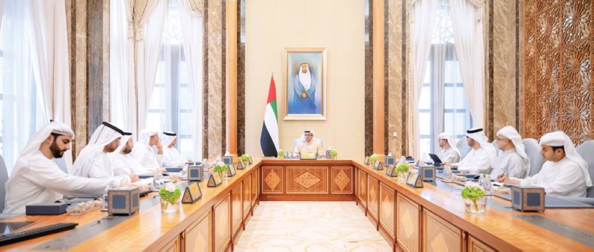 منصور بن زايد خلال ترؤسه الاجتماع بحضور سهيل المزروعي وأحمد المزروعي وسلطان الجابر وخلدون المبارك وجاسم الزعابي وعبدالله الجروان ومحمد السويدي