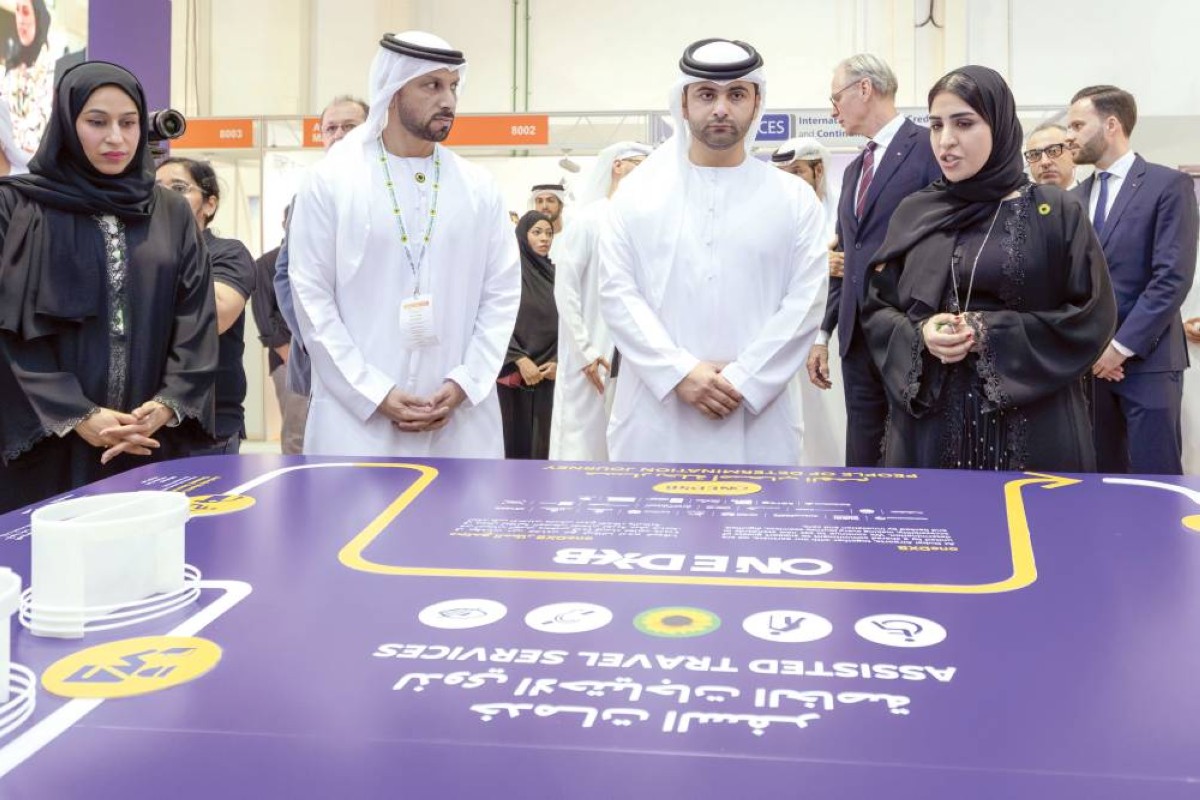 سموه يتفقد أحد الأجنحة المشاركة بحضور حصة بوحميد