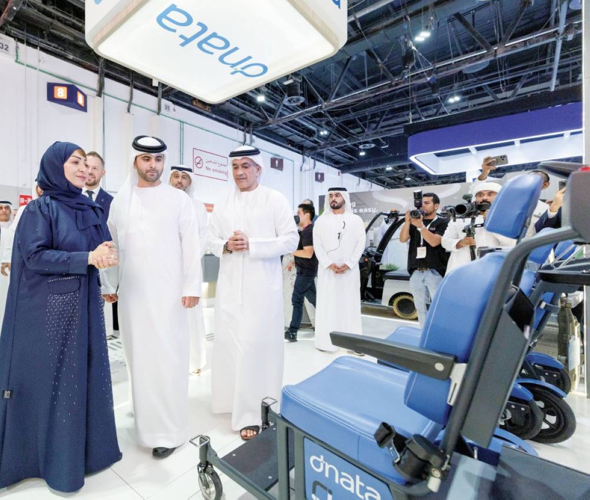 منصور بن محمد خلال جولته في المعرض 