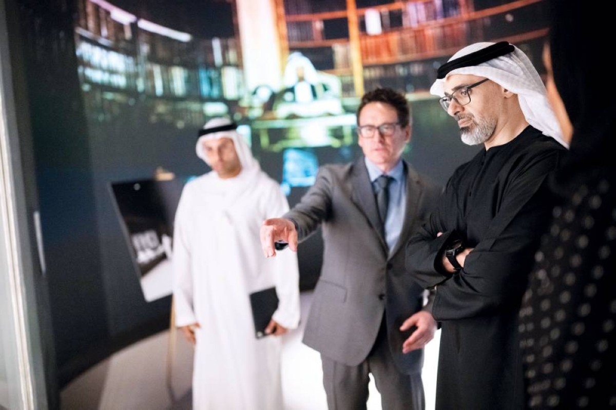 خالد بن محمد خلال الاطّلاع على تطورات الأعمال في متحف زايد الوطني