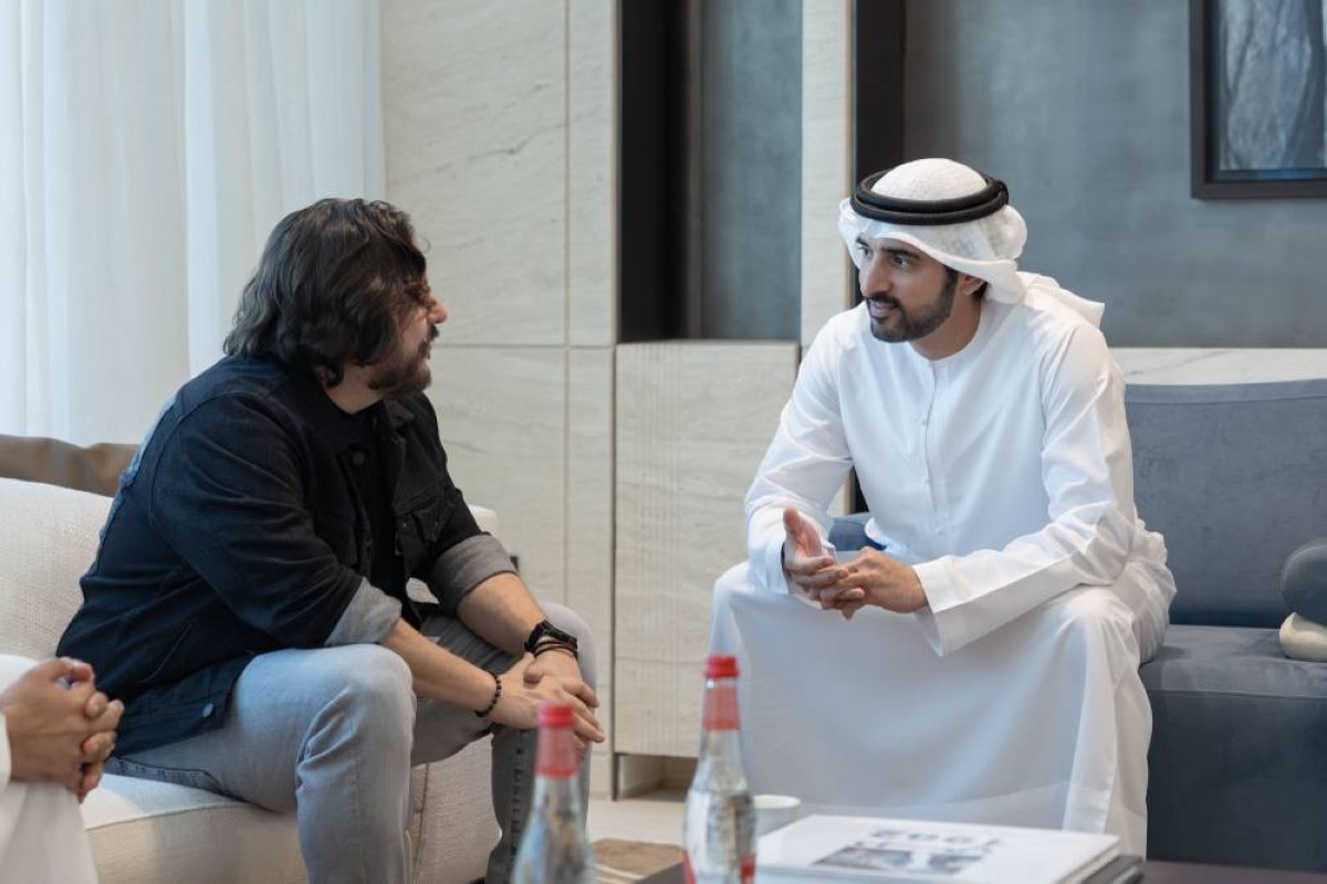 حمدان بن محمد في حديث مع بين لام خلال اللقاء 
