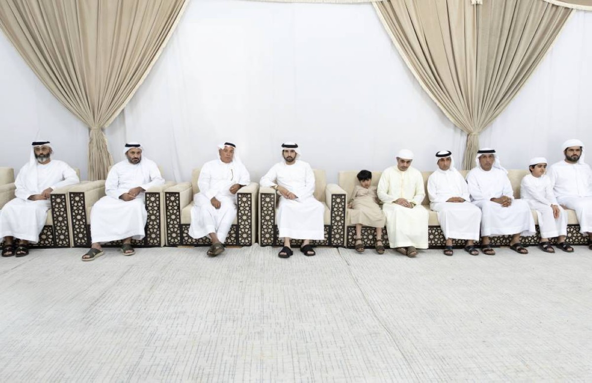 حمدان بن محمد معزياً أسرة الفقيد بحضور سعيد بن مكتوم