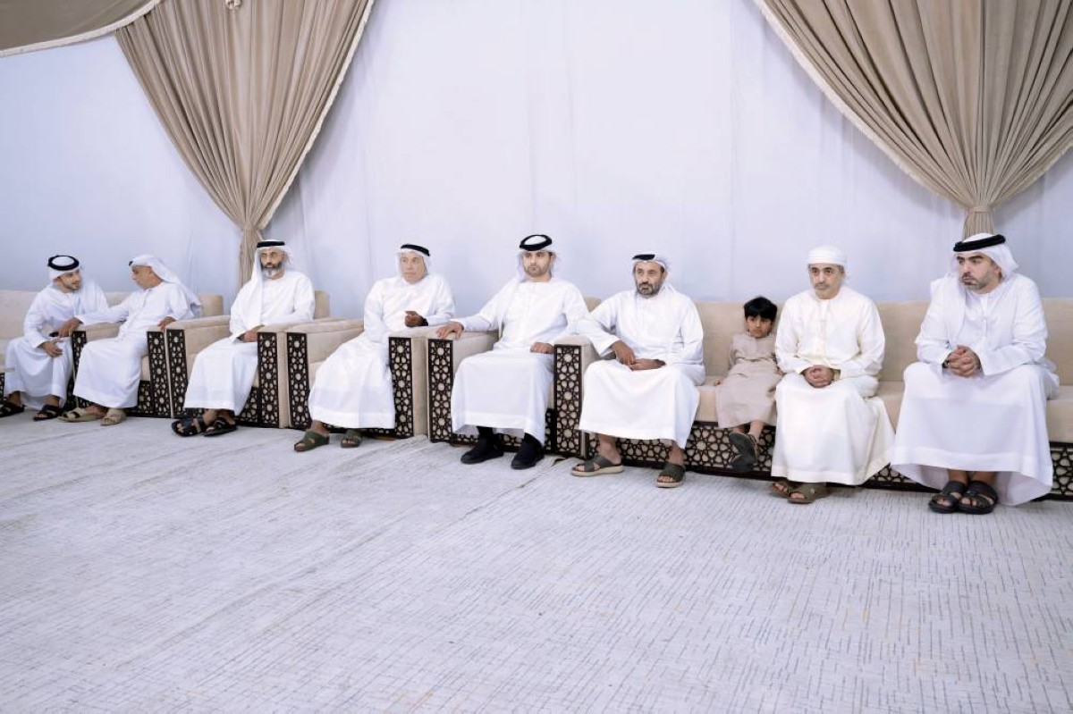 منصور بن محمد خلال تقديمه واجب العزاء إلى أحمد بن بيات وأسرة الفقيد