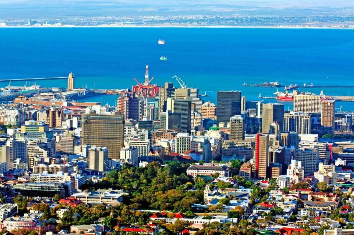 1993 رفع العقوبات المفروضة على جنوب أفريقيا والتي فرضت عليها بسبب سياسة الأبارتهايد.
