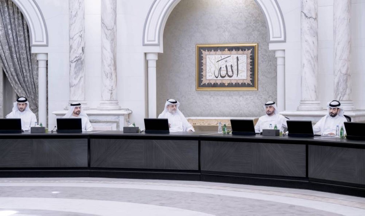 سلطان بن محمد بن سلطان مترئساً الاجتماع بحضور عبدالله بن سالم وسلطان بن أحمد