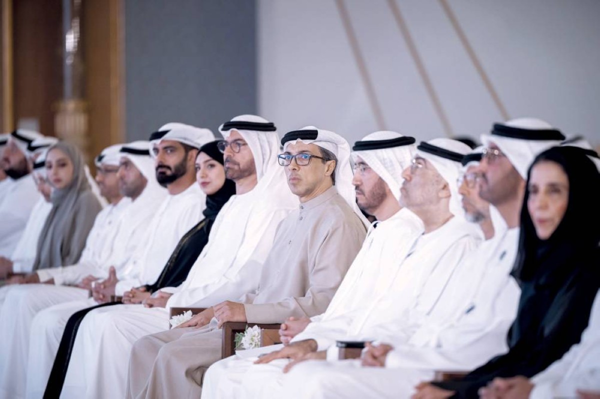 منصور بن زايد خلال الحفل بحضور محمد القرقاوي وعبد الرحمن العويس وسهيل المزروعي وسلطان الجابر وسالم القاسمي وآمنة الضحاك ومريم الحمادي وغنام المزروعي ومنصور المنصوري