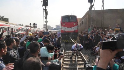 «كابونجا» المصري.. مصارع يسحب السيارات والقطارات والسفن بأسنانه