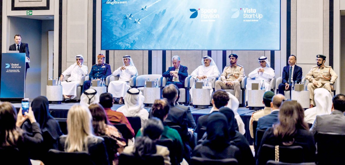 أحمد الفلاسي وعمران شرف وبول غريفيث وخليفة الزفين ومروان جلفار وحامد الهاشمي ومحمد لنجاوي ويوجين باري ومحمد المرشودي خلال المؤتمر الصحفي