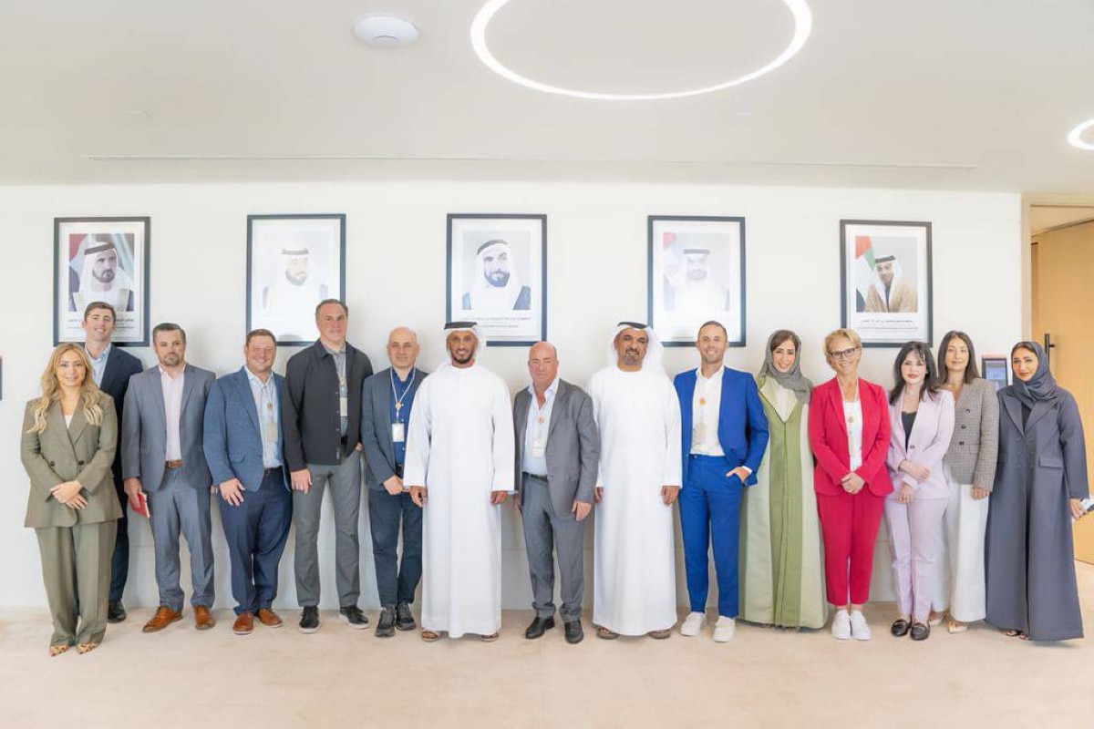 عبدالله آل حامد خلال استقبال جيف زوكر وجين تورتن بحضور جمال الكعبي