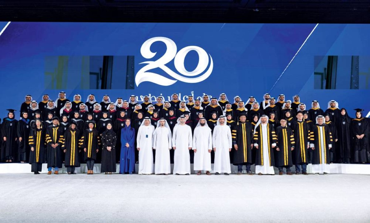 منصور بن محمد متوسطاً عبدالله الفلاسي وعلي المري ويونس آل ناصر في لقطة تذكارية مع الخريجين 