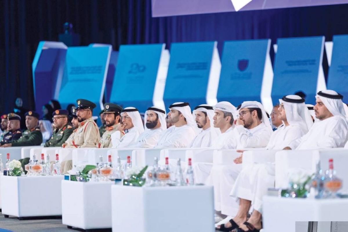 منصور بن محمد خلال الحفل بحضور عبدالله البسطي وعبدالرحمن آل صالح وعبدالله الفلاسي وعلي المري