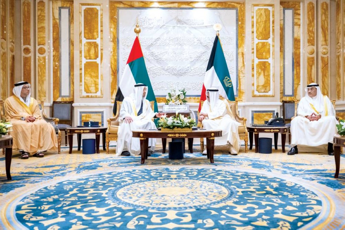 محمد بن زايد في حديث مع مشعل الصباح بحضور منصور بن زايد وصباح خالد الصباح 
