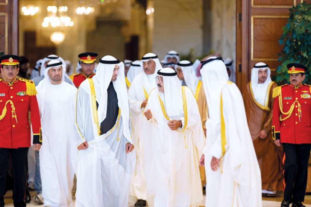 محمد بن زايد في حديث مع مشعل الصباح بحضور منصور بن زايد وصباح خالد الصباح 