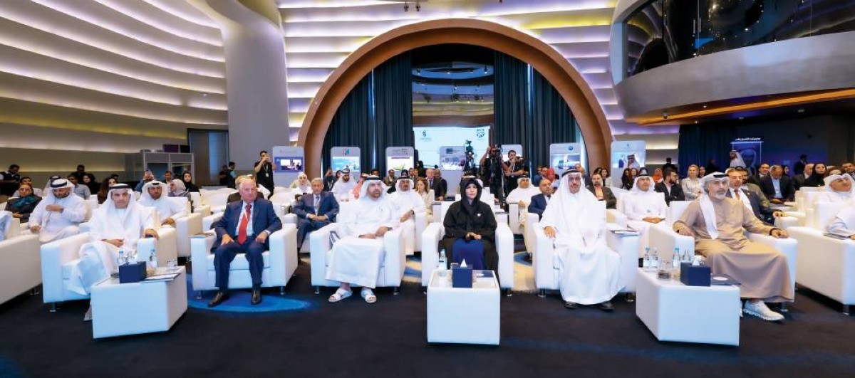 لطيفة بنت محمد خلال افتتاح الفعاليات بحضور جمال بن حويرب وعلي بن تميم وعبدالعزيز السبيل وهنري العويط 