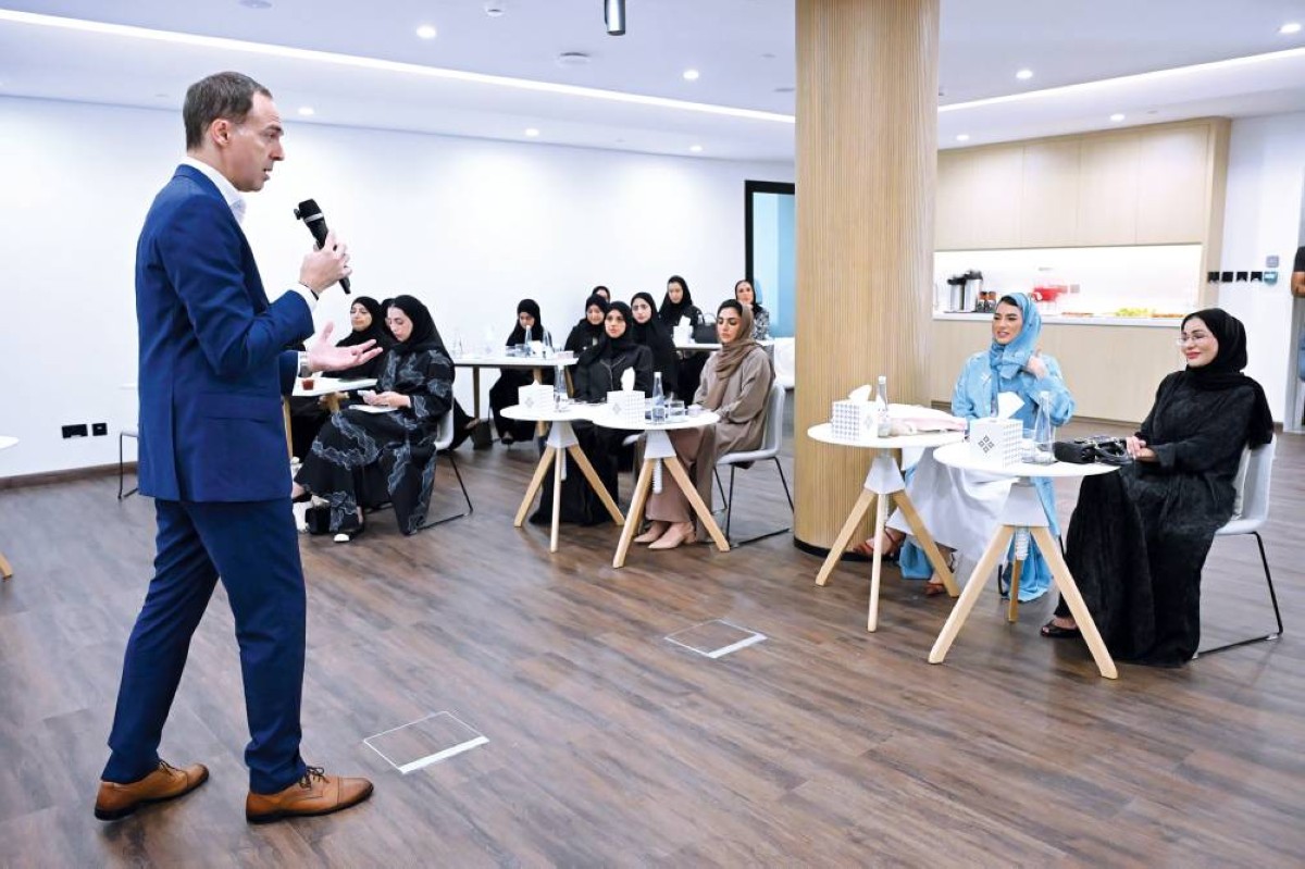 مريم الملا وجانب من المشاركات في البرنامج 