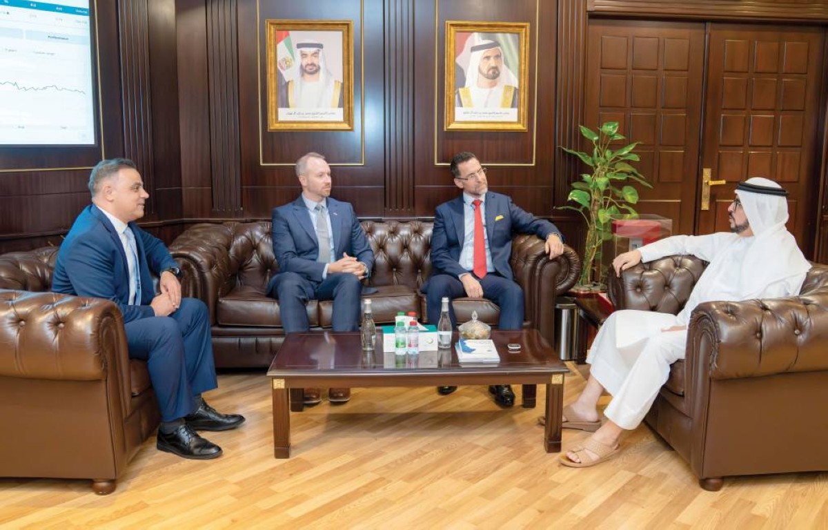 سعيد الطاير وتريسي رينولدز خلال اللقاء