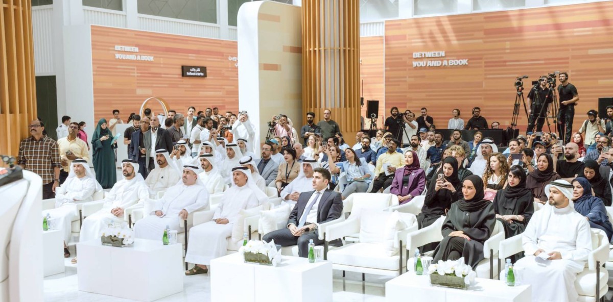 أحمد العامري وباناجيوتيس كوجيو ومحمد العميمي وخولة المجيني ومنصور الحساني وجانب من حضور المؤتمر الصحفي 